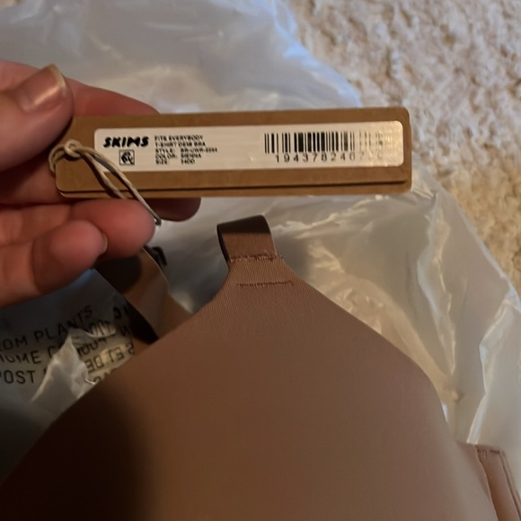 Skims T-Shirt Demi Bra - Picture 3 of 5
